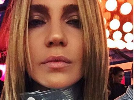 Глюк'оZа показала ягодицы под мокрой тканью