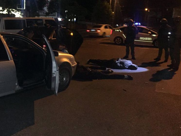 У Кропивницькому поліція затримала 13 озброєних чоловіків із арсеналом боєприпасів