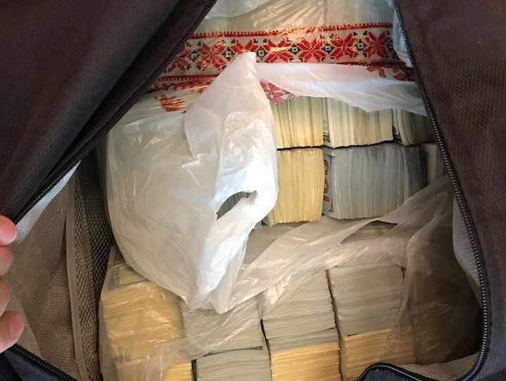 Аваков показав, як виглядають $3,8 млн готівкою, знайдені в сумці в екс-керівника Луганської податкової адміністрації