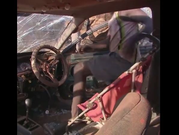 Африканские кулибины собрали и даже заправили машину из найденных на свалке "запчастей". Видео