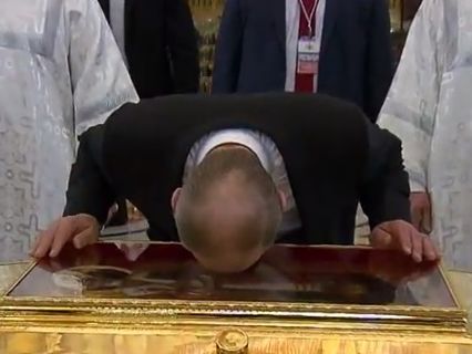 Путин приложился к мощам Николая Чудотворца