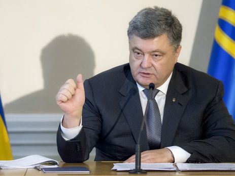 Порошенко поручил обеспечить украинцев в ОРДЛО и в Крыму загранпаспортами старого образца