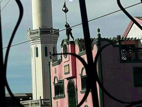 На Филиппинах боевики захватили в заложники католического священника и около десяти прихожан