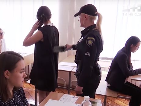 В офисе омбудсмена назвали обыски с металлоискателем перед тестированием нарушением прав детей