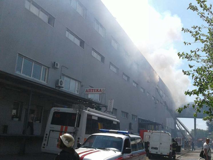 У Києві гасять пожежу на складах – ДСНС