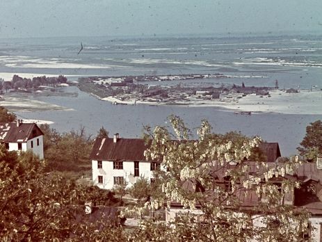 Киевлянка Хорошунова в дневнике 1943 года: На Сырце страшный лагерь. Бьют и убивают. Стерегут немцы с собаками-зверьми, вокруг проволока в три ряда под током