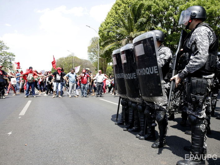 В Бразилии к разгону протестующих привлекли армию. Видео