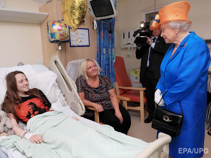 Королева Елизавета в госпитале Манчестера посетила пострадавших в результате теракта детей. Видео