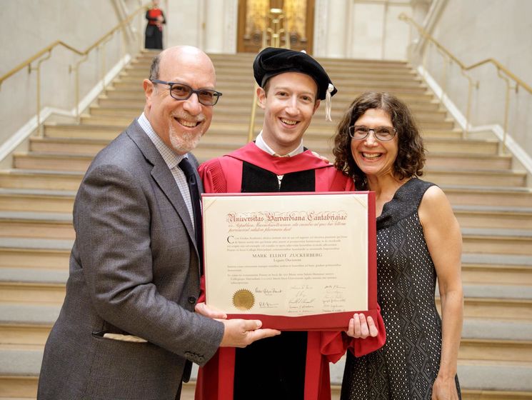 Цукерберг получил диплом Гарварда