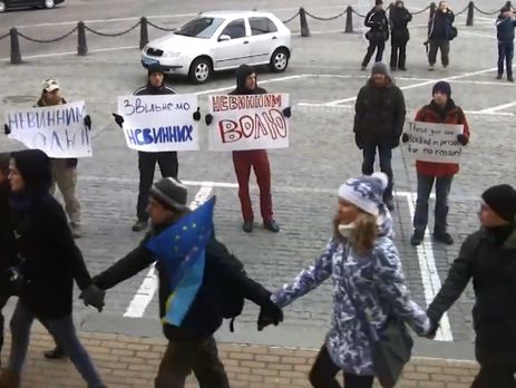 Главк милиции Киева окружили живой цепью