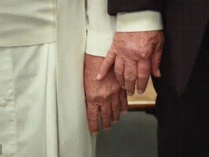 Над Трампом пошутили, показав "его" рукопожатие с папой римским