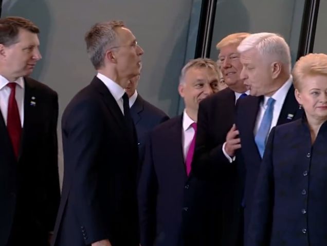 Во время открытия штаб-квартиры НАТО Трамп оттолкнул премьера Черногории, чтобы встать в первом ряду. Видео