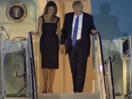 Меланья наконец позволила Трампу взять себя за руку. Видео