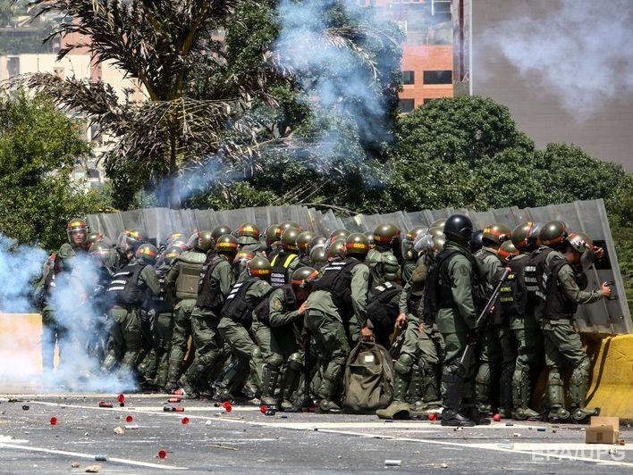 В столице Венесуэлы силой разогнали оппозиционный "Марш освободителей". Пострадали 60 человек