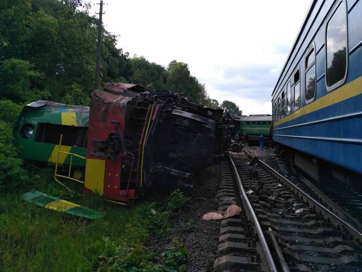В Хмельницкой области столкнулись товарный и пассажирский поезда, пять людей пострадали