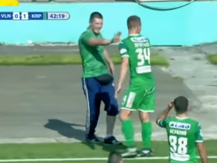 Уболівальник нокаутував нетверезого фана, який вибіг на поле під час матчу української Прем'єр-ліги