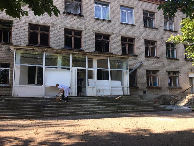 Аброськин сообщил, что боевики утром обстреляли жилой сектор Красногоровки, повреждены больница и школа