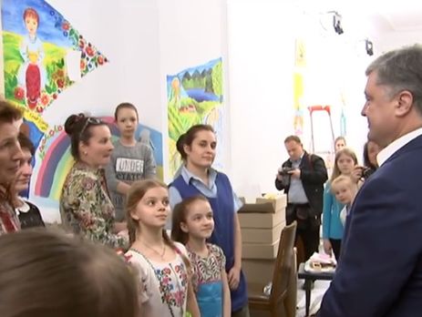 Дети нарисовали на стенах второго этажа Администрации Президента Украины патриотические рисунки