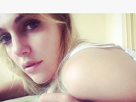 Узерлі у глибокому декольте знялася для турецького Elle