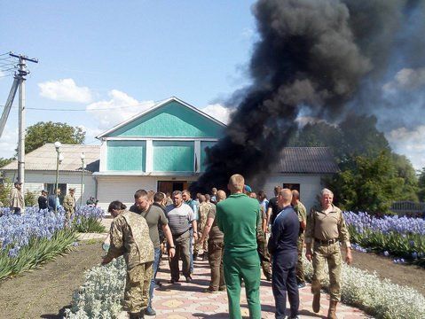 В Винницкой области участники АТО из-за спорной земли подожгли шины у сельсовета
