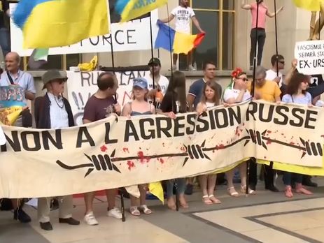 В Париже прошла акция протеста против визита Путина