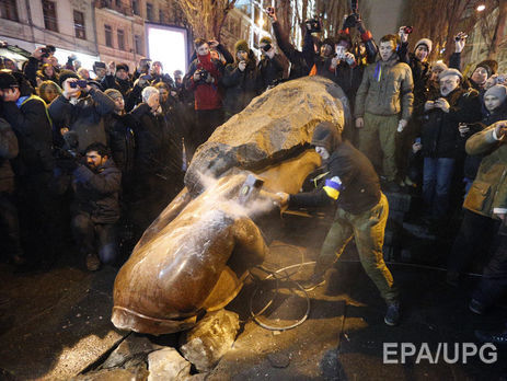 Голову київського пам'ятника Леніну перетворили на павука