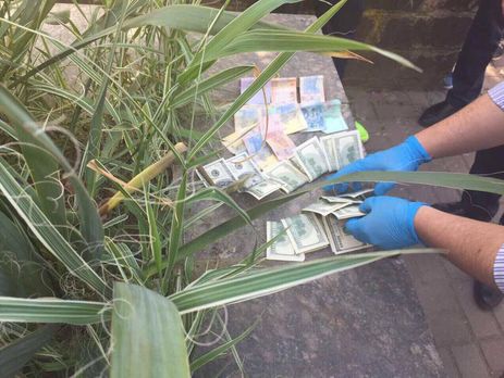 Мэр Чопа вместе с архитектором и депутатом горсовета задержаны на взятке – прокуратура