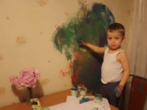 Ребенок красит стены,рисует на обоях
