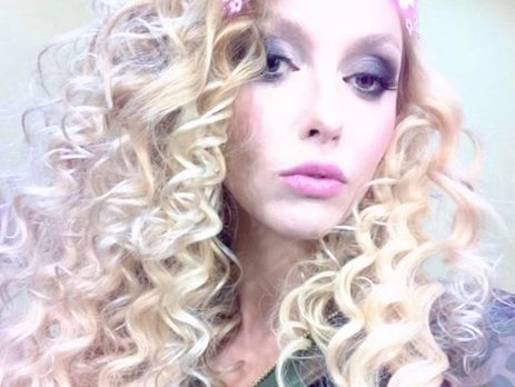 Полякова в купальнике позировала перед объективом своей дочери