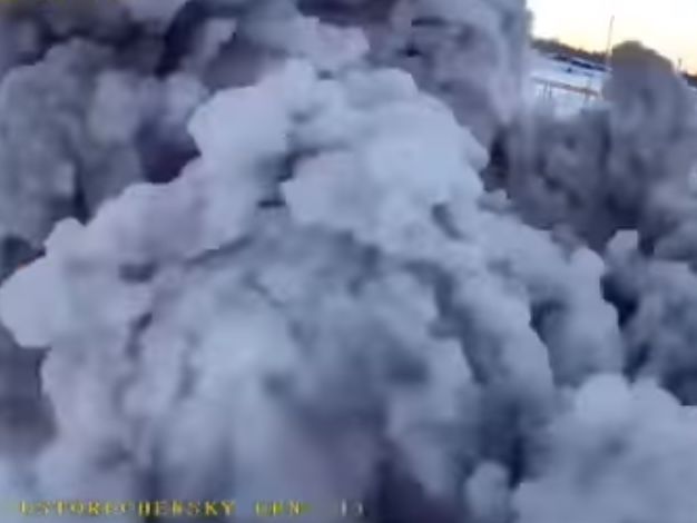 Опубліковано запис вибуху бензовоза у РФ, на якому робітники намагалися розігріти вентиль пальником. Відео