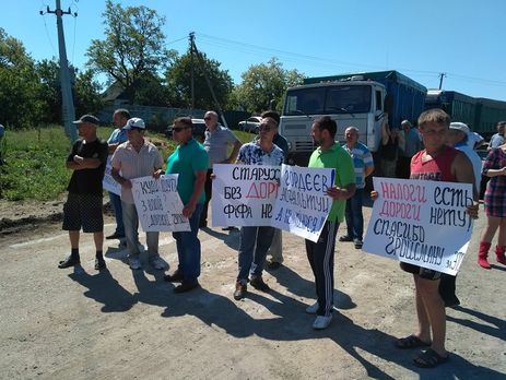 Жители Высокополья перекрыли трассу в Херсонской области, чтобы добиться ремонта дорог. Фоторепортаж