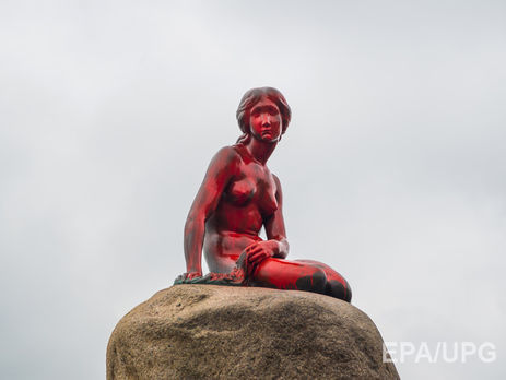 В Дании знаменитую статую Русалочки выкрасили в красный цвет. Фоторепортаж