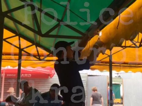 В Харькове полицейский устроил стрельбу на рынке после ссоры с продавцом клубники