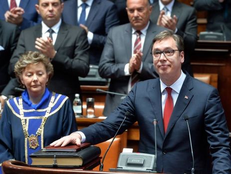 Новий президент Сербії Вучич склав присягу на тлі протестів