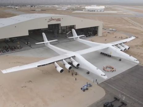 В Калифорнии представили самолет для запуска космических ракет. Видео