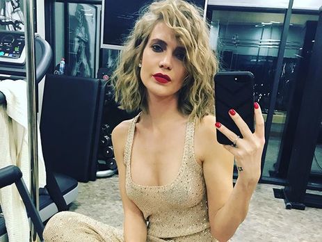 Родители певицы Глюк'оZы сделали татуировки в знак любви и верности 