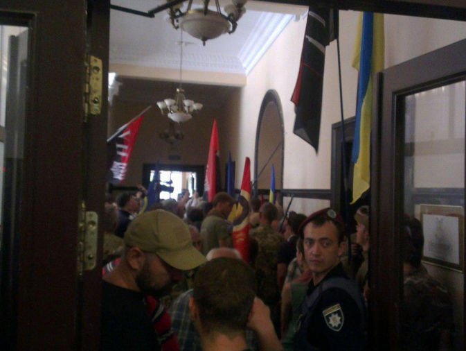 В Киевсовете между представителями добровольческих батальонов и правоохранителями произошла потасовка