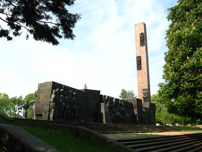 У Львові невідомі облили червоною фарбою монумент Слави