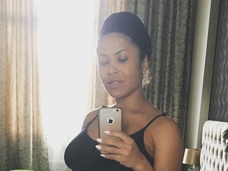 Беременная Гайтана в облегающем платье погладила живот перед камерой