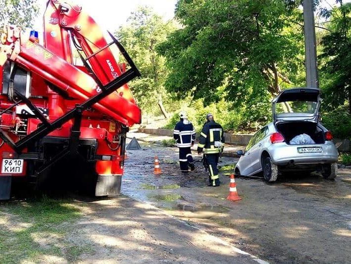 У Києві через прорив труби автомобіль провалився під асфальт
