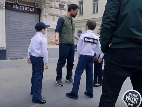 ﻿Російського актора Козловського у шоу "Вечірній Ургант" діти-поліцейські "затримали" за читання "Гамлета". Відео