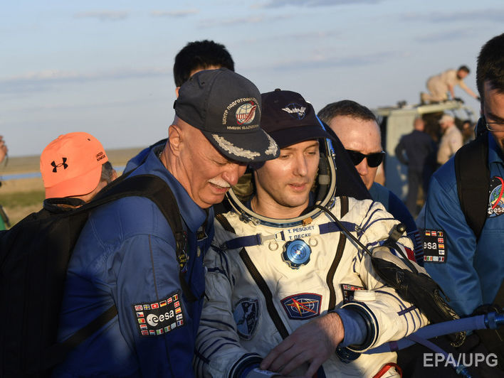 ﻿Російський і французький космонавти повернулися на Землю