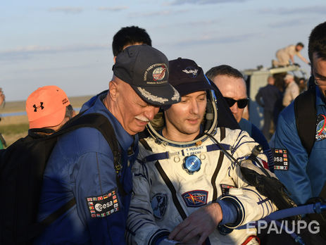 Песке (на фото) и Новицкий приземлились в Казахстане