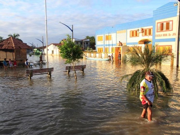 ﻿У Бразилії щонайменше 12 людей загинули через повінь і зсуви