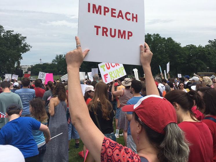 В США тысячи людей на "Марше за правду" призвали провести прозрачное и тщательное расследование связей Трампа с Россией