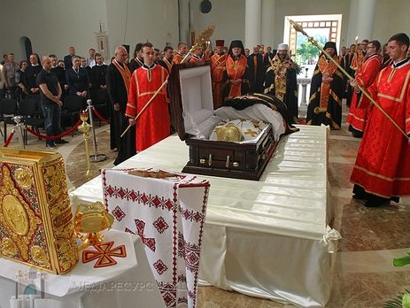 Гроб с телом Гузара привезли в Киев. Фоторепортаж