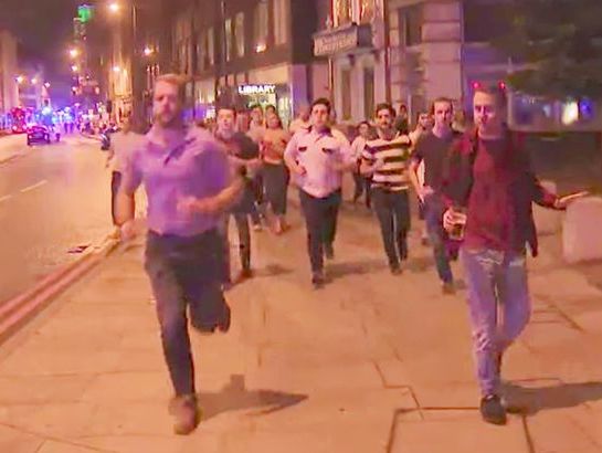 В Британии героем соцсетей стал мужчина, бежавший с места теракта с бокалом пива в руке