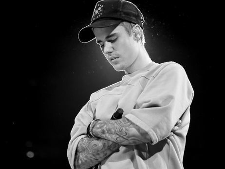 Бибер показал себя в виде женщины без бюстгальтера