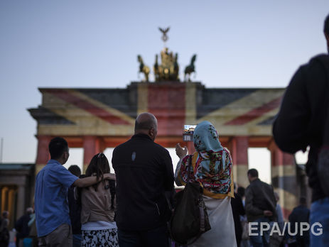 Бранденбургские ворота в Берлине подсветили в цвета британского флага в память о погибших в Лондоне. Фоторепортаж