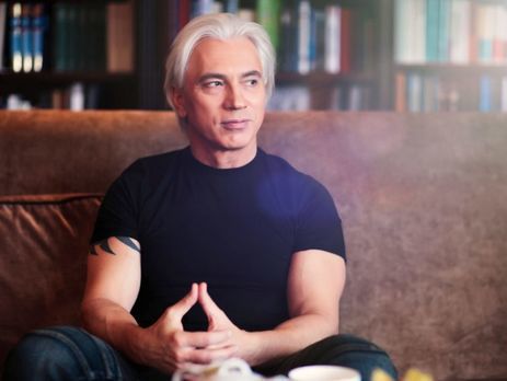 Хворостовский выступил в Красноярске с травмированным плечом и расплакался на сцене